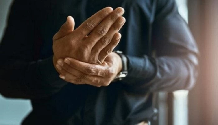 Μουδιάζουν τα χέρια σας; Αυτές είναι οι πιθανές αιτίες